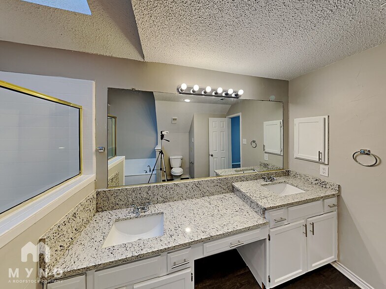 Building Photo - 2341 Baretta Dr