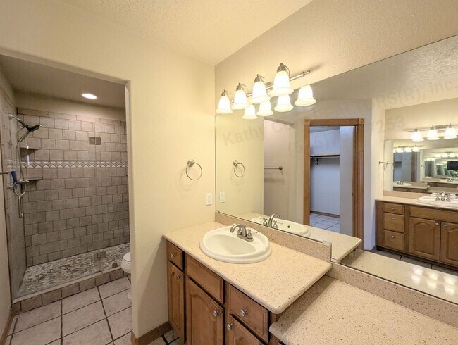 Building Photo - Luxurious Relaxation in Raintree