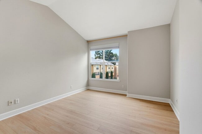 Building Photo - Downtown Mountain View 3 Bedroom 3.5 Bathr...