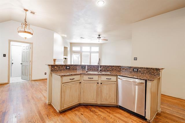 Building Photo - 1875 Crestlake Dr