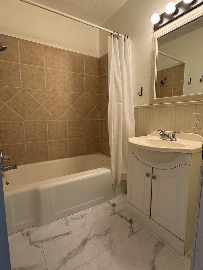 Building Photo - 1468 N Perry Ave