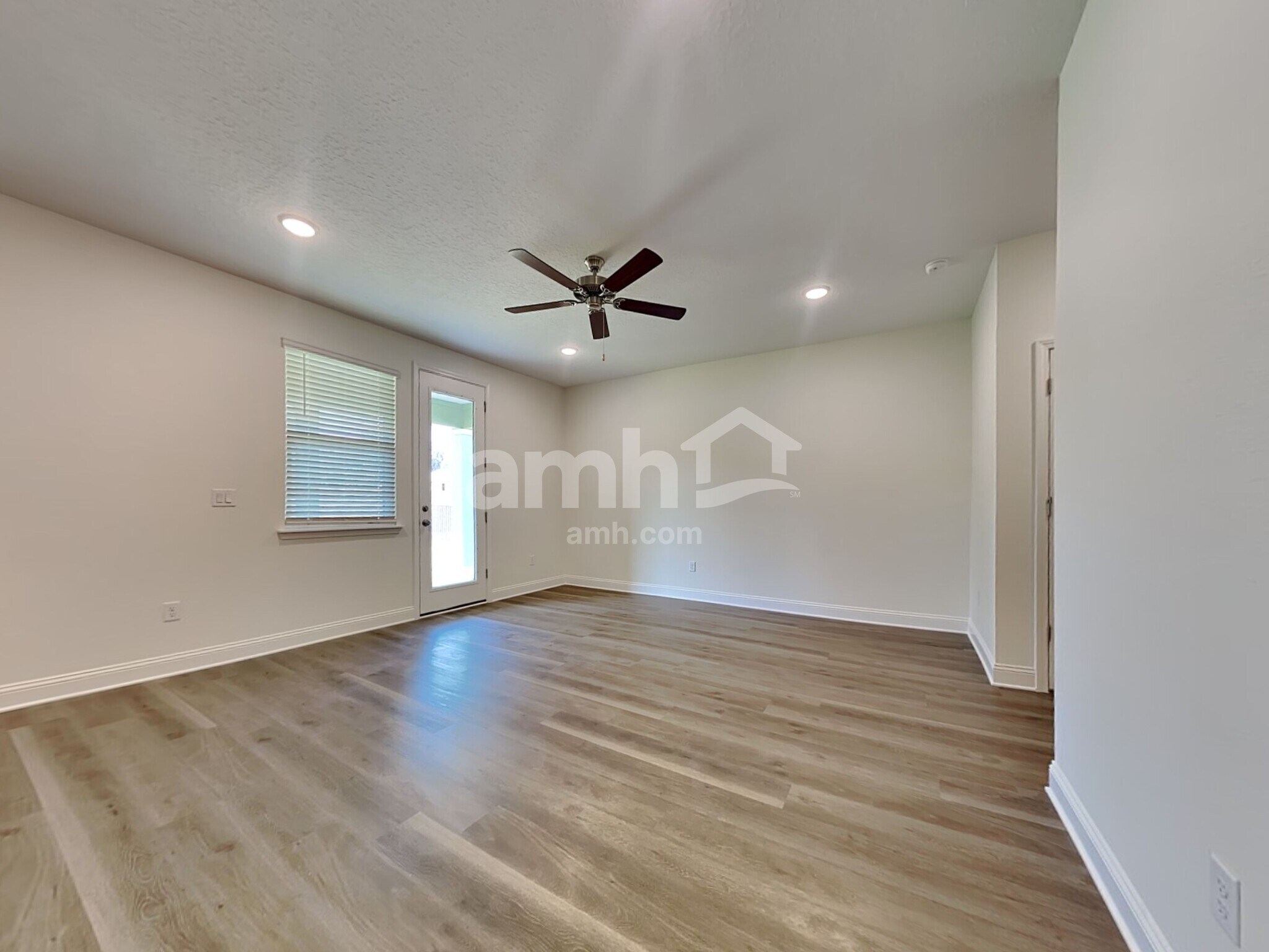 Building Photo - 11637 Hillside Dr