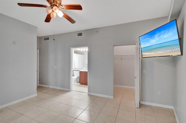 Building Photo - 2421 NE 65th St