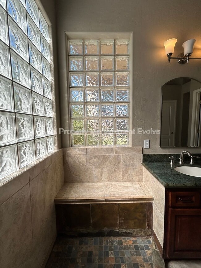 Building Photo - 774 E Maria Ln