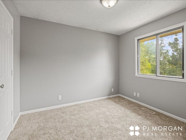 Building Photo - Millard Rental Ready to Impress!
