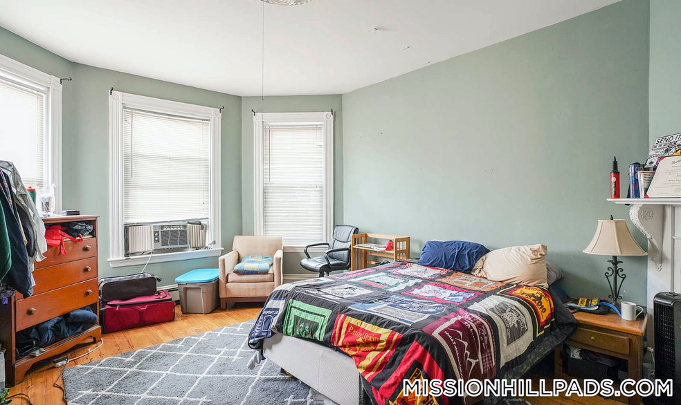 Building Photo - 13 Sachem St