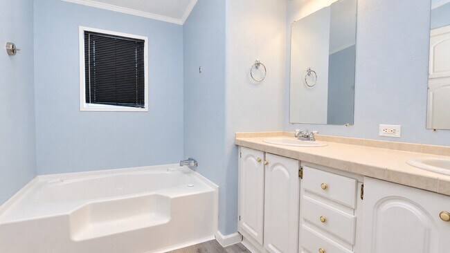 Building Photo - 10011 Berrybriar Ln