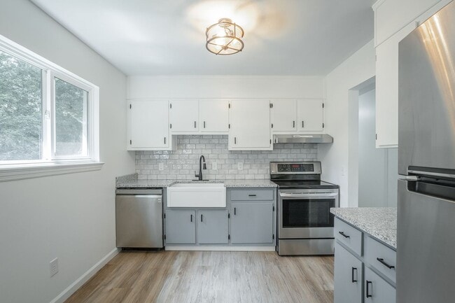 Primary Photo - Spacious House in Hixson