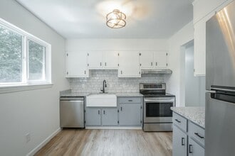 Building Photo - Spacious House in Hixson