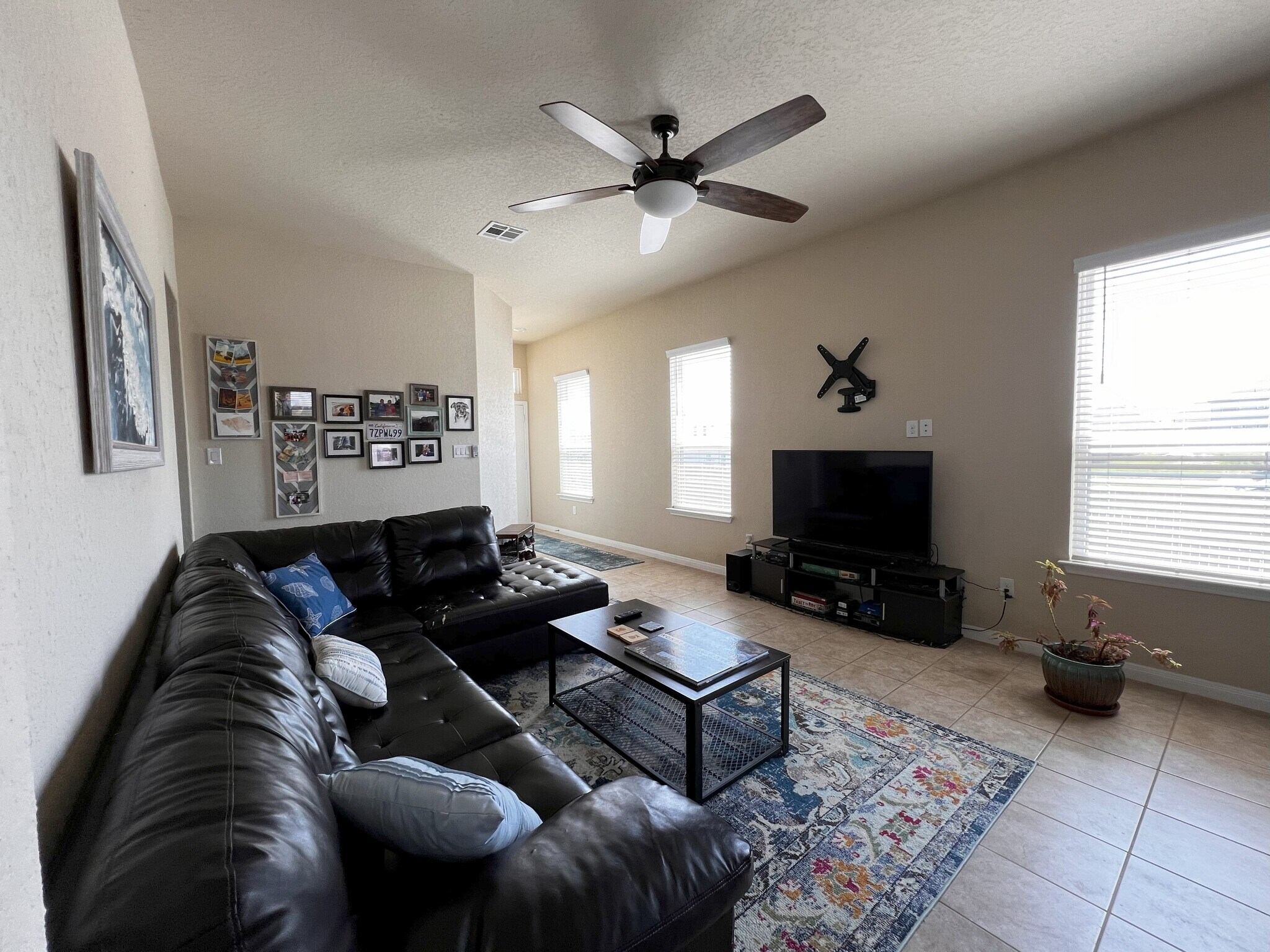 Living room 2 - 9186 Devils Riv