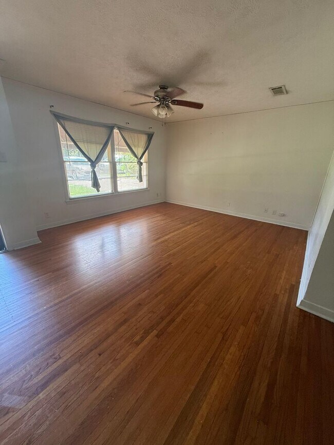 Building Photo - 3750 Kings Row