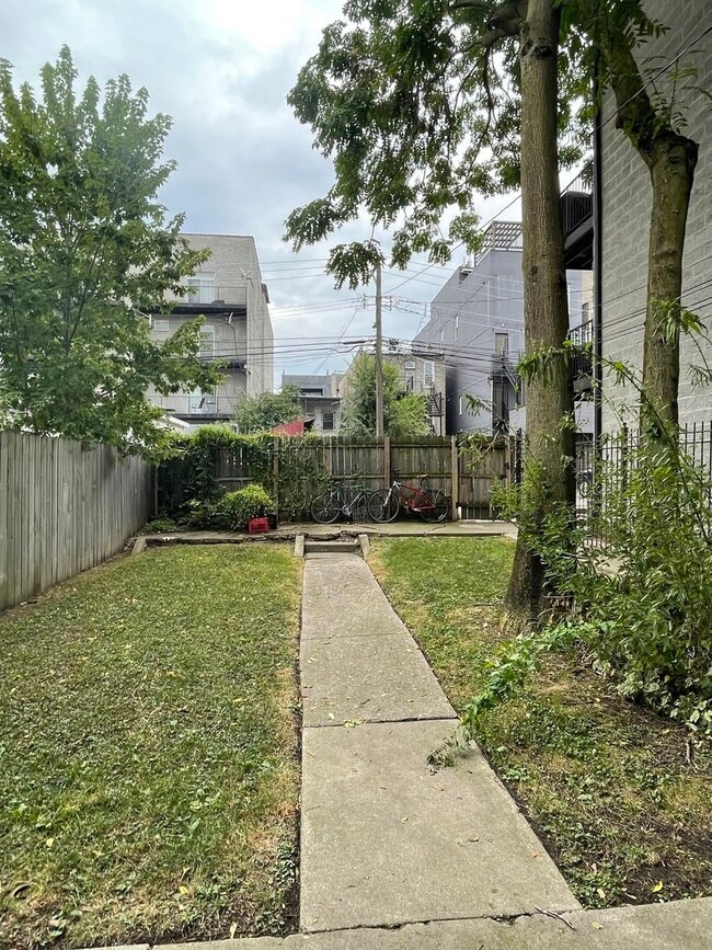 Building Photo - 851 N Mozart St