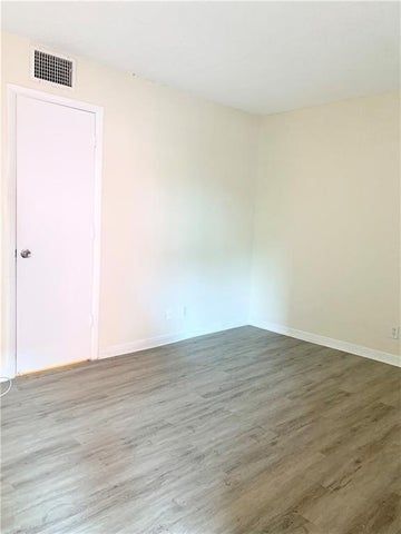 Building Photo - 680 Tennis Club Dr