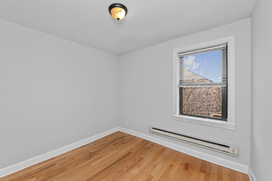 Building Photo - 3731 N Pine Grove Ave