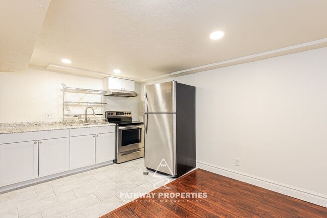 Building Photo - Well-Maintained 4 Bed / 2 Bath Single-Family Home with Separate Mother-In-Law Apartment – South S...