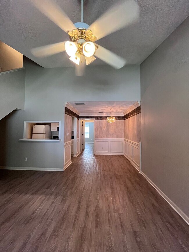 Building Photo - 3 BR/ 2 BA townhome located in Lakeshore E...