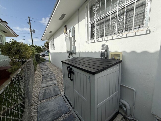 Building Photo - 8860 SW 32nd St