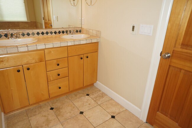 Building Photo - Spectacular NW Portland 4 bedroom with gue...
