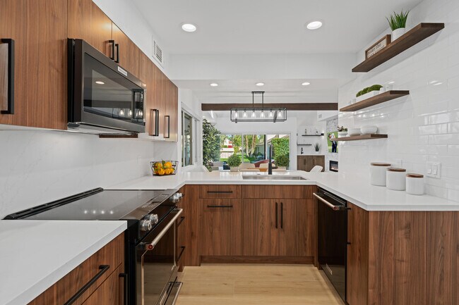 Building Photo - 352 Forest Hills Dr