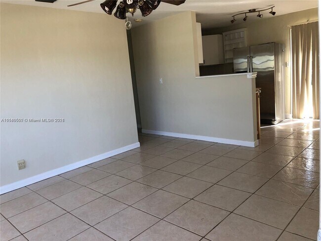 Building Photo - 5810 SW 38th Ct