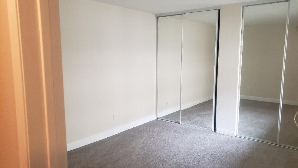 Building Photo - 5540 Owensmouth Ave