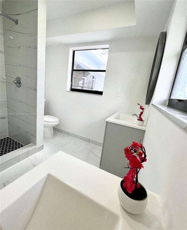 Building Photo - 931 NW 35th Ave