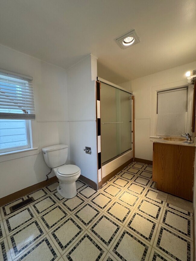 Building Photo - Cozy 4 bed 2 bath home in South Seattle