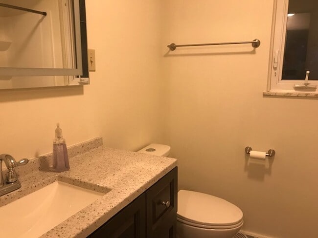 Building Photo - 3 bedroom/1.5 bath house in Seneca School ...