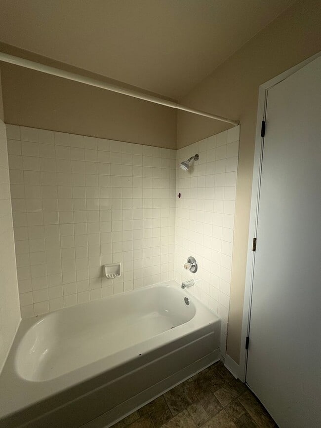 Building Photo - 3 bd/1 ba Duplex in Tacoma - $1,700