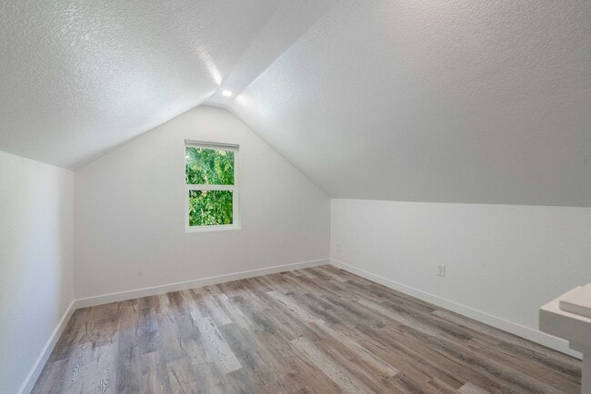 Building Photo - 5 bed 2 bath renovated home