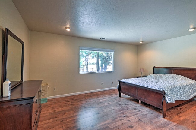 Building Photo - 1280 Rucker Ave