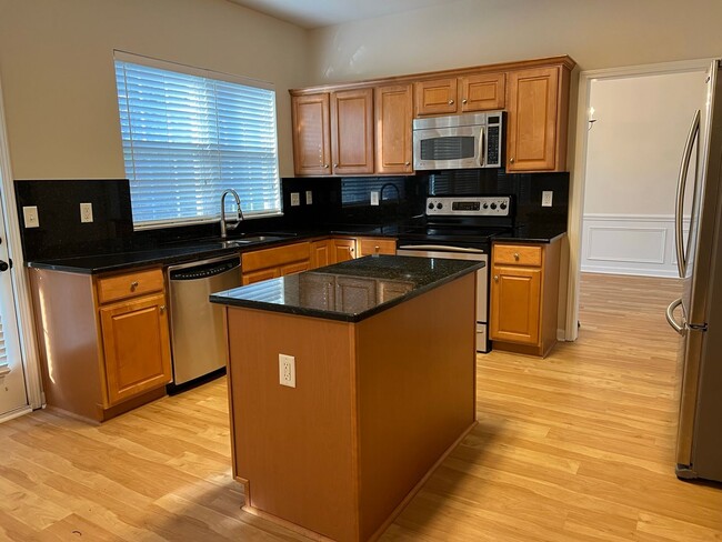 Building Photo - 4 bed, 2.5 bath w/ 2 car garage close to p...