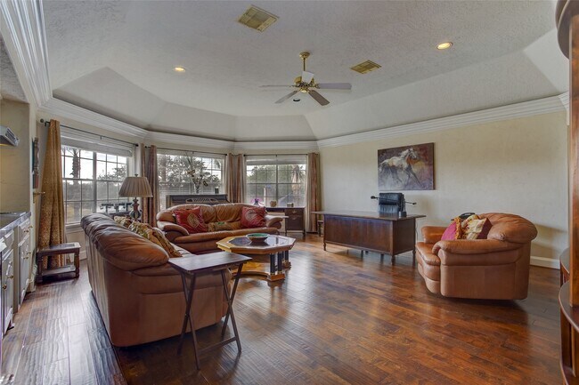 Building Photo - 13703 Lakeshore Way Cove