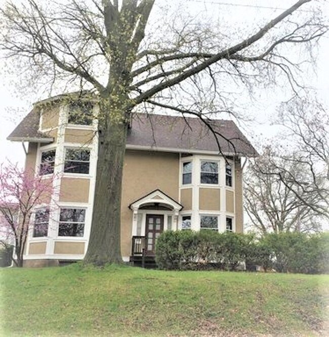 Building Photo - Beautiful 4 bedroom 2.5 house