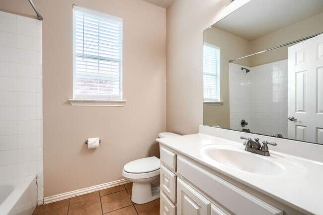 Building Photo - 5 Bedroom Home with Brand-New Carpet in Grayhawk | 3-Car Garage | Frisco ISD | Game Room