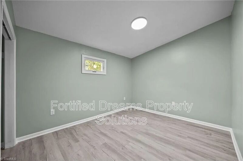 Building Photo - 608 Montgomery St