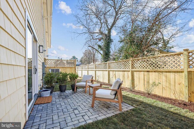 Building Photo - 607 North St