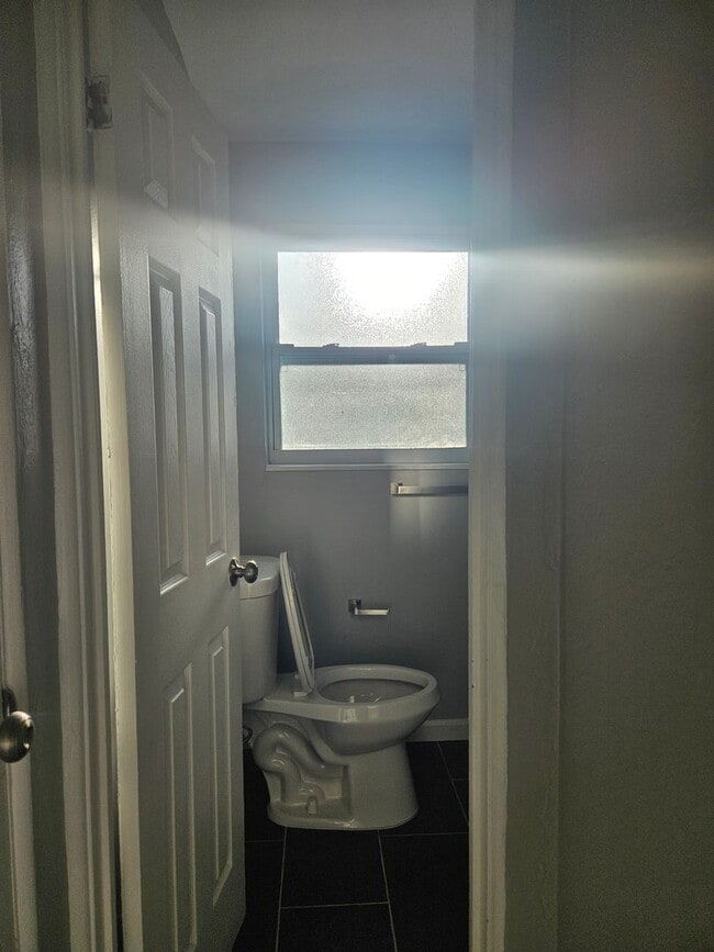 Building Photo - 3 bedroom 2 bath home