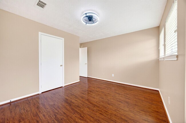 Building Photo - 15014 Middle Oaks Blvd