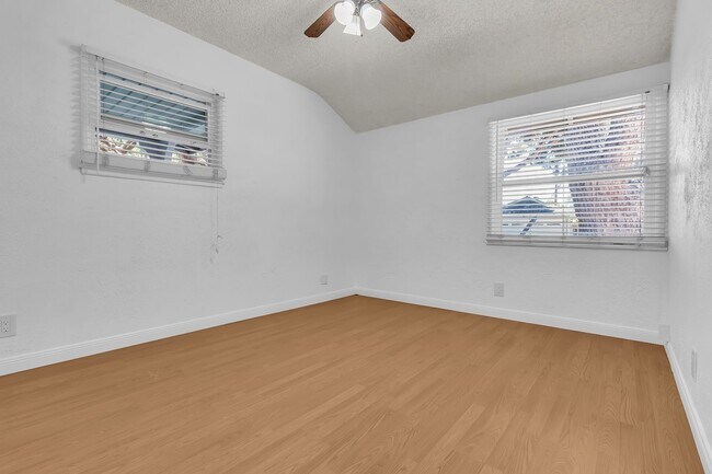 Building Photo - 1833 Lees Ave
