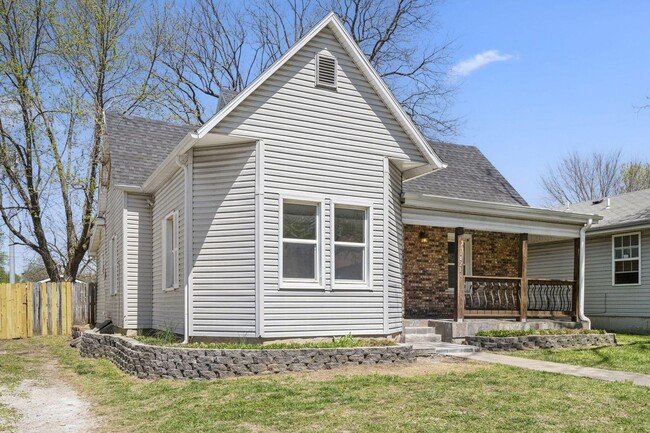 Building Photo - REMODELED 3 Bed | 1 bath | FENCED IN YARD ...