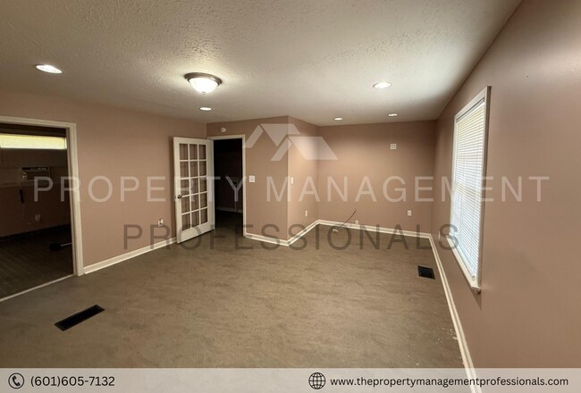 Building Photo - 348 Colonial Dr