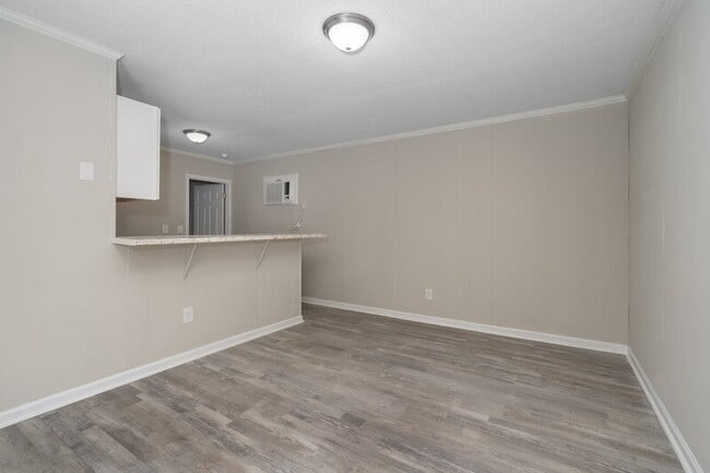 Building Photo - 916 E Raleigh Blvd