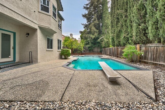 Building Photo - 3500 Crownridge Dr