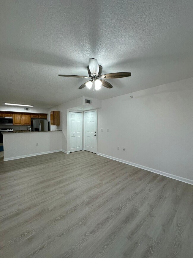 Building Photo - 261 SW Palm Dr