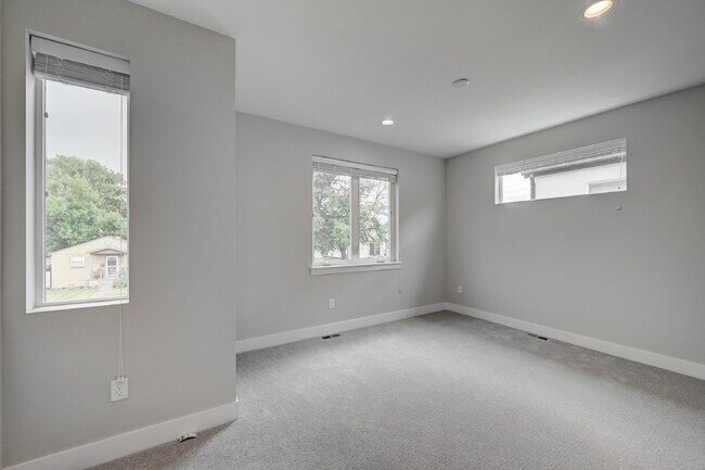 Building Photo - $3,900 - 4 Bed, 3.5 Bath Updated Townhome ...