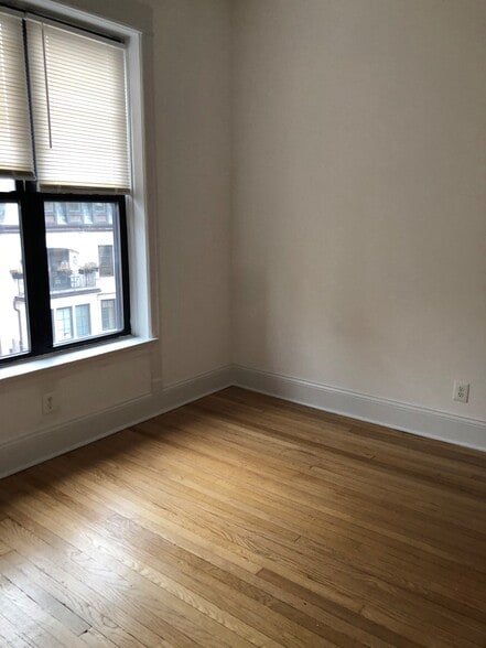 Building Photo - 1916 N Lincoln Park W