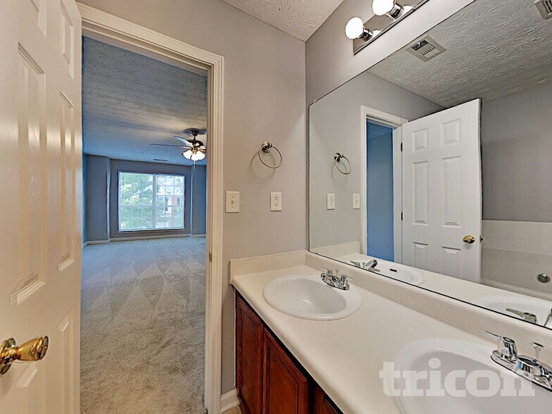 Building Photo - 3703 Harvest Dr