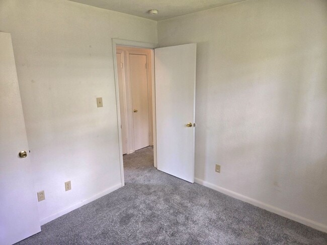 Building Photo - Move In Ready!