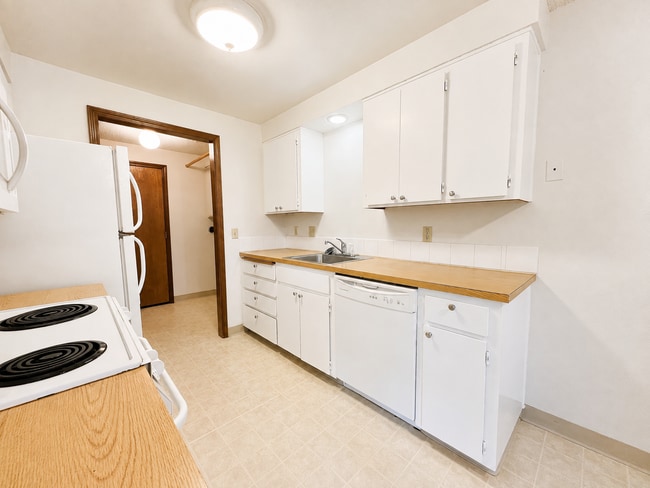 Building Photo - 21318 SE Alder Ct